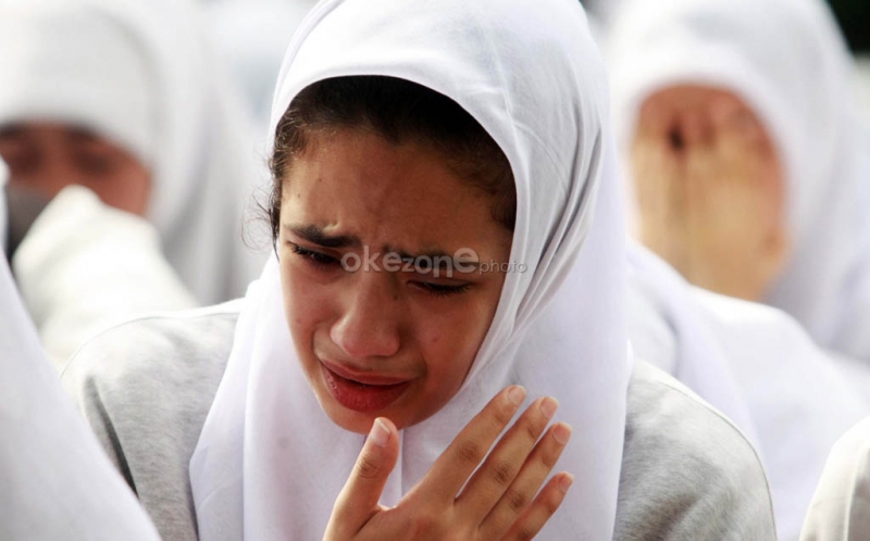 Sejumlah siswa-siswi kelas XII SMA 68 menangis saat <b>doa bersama</b> jelang Ujian <b>...</b> - 12279_large
