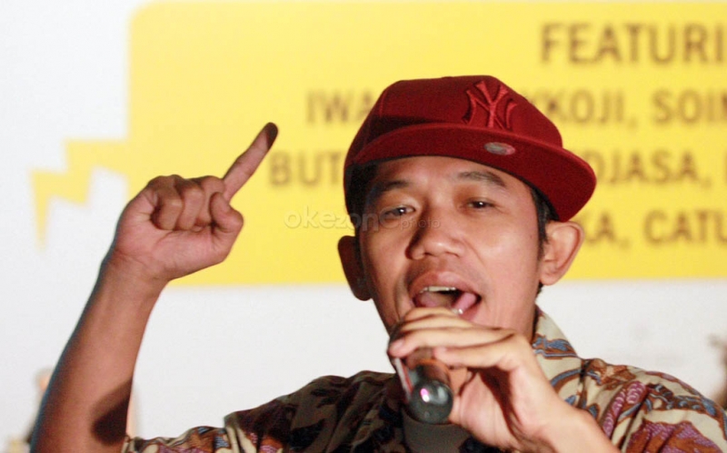 Rapper Jogja Hiphop Foundation Muhammad Marzuki alias Juki Kill The DJ menyanyikan lagu Jokja Istimewa usai - 32824_large