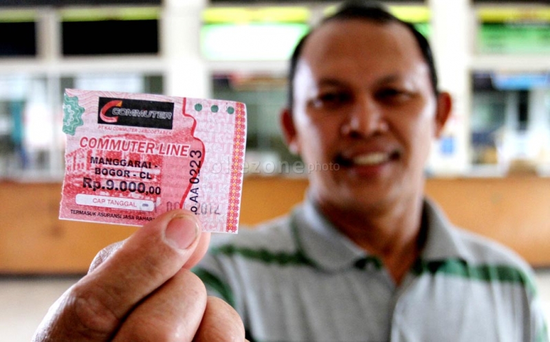 Seorang penumpang menunjukkan tiket kereta Commuter Line jurusan Manggarai-Bogor di Stasiun Tanjung Barat, - 44605_large