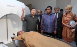 Mochtar Riady, Founder Lippo Group (kiri) sedang menjelaskan proses pemakaian dan manfaat Gamma Knife di Gamma Knife Center Indonesia, Siloam Hospital Lippo Village kepada dr Suprianto, Sekjen Departemen Kesehatan (dua kiri) dan Mrs Ewa Poland, Duta Besar Swedia (kanan). Gamma Knife Center Indonesia diresmikan Sabtu, 23 Februari 2013 di Siloam Hospital Lippo Village.