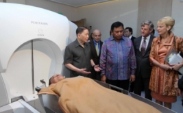 Mochtar Riady, Founder Lippo Group (kiri) sedang menjelaskan proses pemakaian dan manfaat Gamma Knife di Gamma Knife Center Indonesia, Siloam Hospital Lippo Village kepada dr Suprianto, Sekjen Departemen Kesehatan (dua kiri) dan Mrs Ewa Poland, Duta Besar Swedia (kanan). Gamma Knife Center Indonesia diresmikan Sabtu, 23 Februari 2013 di Siloam Hospital Lippo Village.