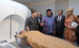 Mochtar Riady, Founder Lippo Group (kiri) sedang menjelaskan proses pemakaian dan manfaat Gamma Knife di Gamma Knife Center Indonesia, Siloam Hospital Lippo Village kepada dr Suprianto, Sekjen Departemen Kesehatan (dua kiri) dan Mrs Ewa Poland, Duta Besar Swedia (kanan). Gamma Knife Center Indonesia diresmikan Sabtu, 23 Februari 2013 di Siloam Hospital Lippo Village.