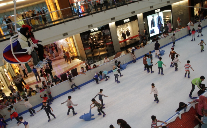 Wahana Ice Skating Di Pondok Indah Mall : Okezone Foto