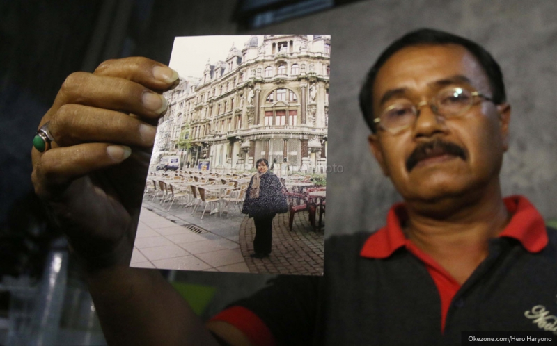 Adik dari korban Malaysia Airlines MH 17, Ugeng Nugroho menunjukkan foto Ninik Yuliani kepada wartawan - 97760_large