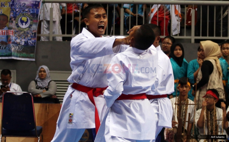 Karateka beraksi dalam pembukaan Kejuaraan Asia Karate SBY Cup XIV di Jakarta, Sabtu (25/2/2017). Kejuaraan Karate se-Asia SBY Cup XIV 2017 tersebut diikuti oleh 1600 peserta guna menciptakan bibit-bibit muda karateka.