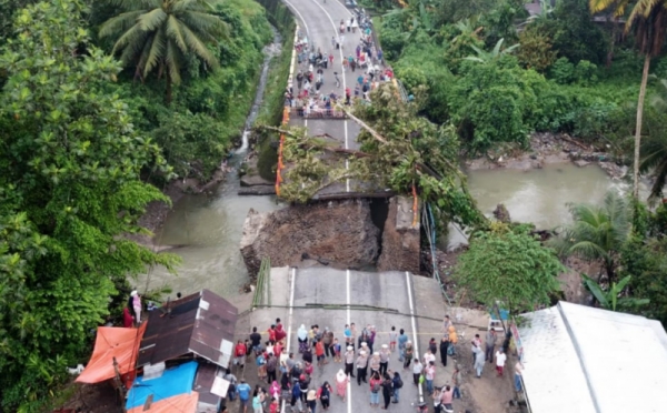 Banjir Bikin Jembatan Penghubung Padang Bukittinggi Putus Total