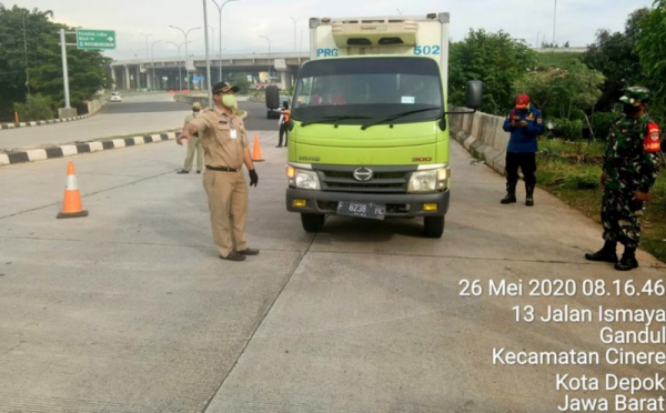 Petugas Gabungan Periksa Kendaraan Di Check Point Ciganjur 0 Foto