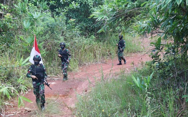 Patroli Prajurit Tni Di Perbatasan Indonesia Papua Nugini Foto