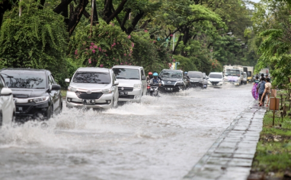 Drainase Buruk Akses Jalan Menuju Bandara Juanda Tergenang Banjir 0