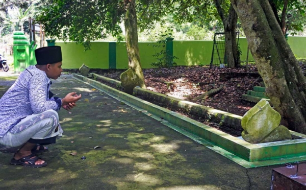 Makam Penyebar Agama Islam Di Banten Ini Panjangnya Meter Foto