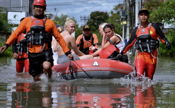 Potret TIM SAR Evakuasi Bule Terjebak Banjir Bali 0 Foto Okezone Foto