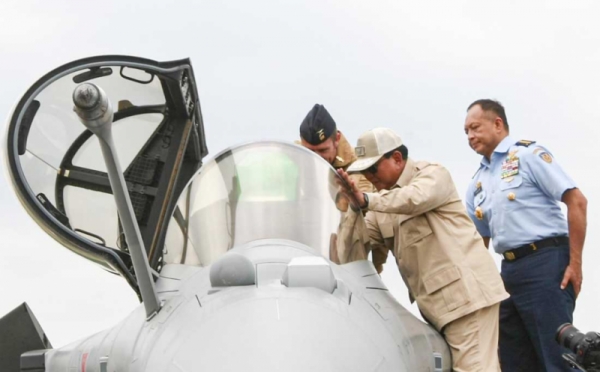 Menhan Prabowo Subianto Melihat Pesawat Tempur Rafale Lebih Dekat 0