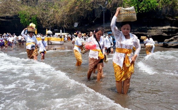 Melihat Perjuangan Umat Hindu Sembahyang Hari Suci Siwaratri Di Pura