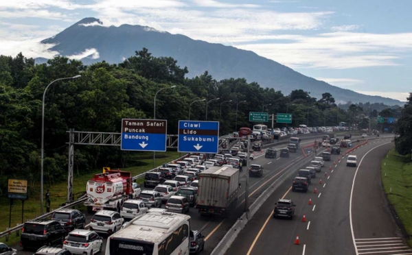 Akhir Pekan Jalur Wisata Puncak Padat Kendaraan Foto Okezone News