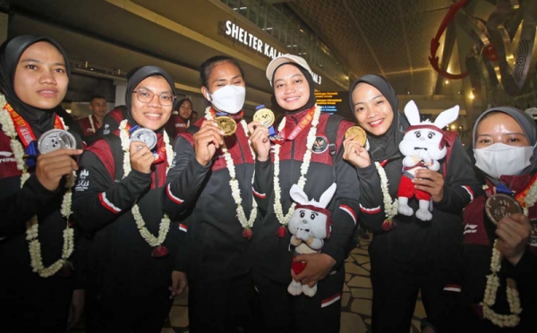 Raih Juara Umum Di SEA Games Kamboja Tim Pencak Silat Tiba Di Tanah