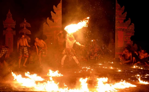 Tari Kecak Di Pantai Gunung Payung Bali Foto Okezone Muslim