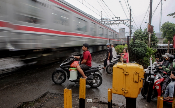 Rencana Penutupan Jalur Perlintasan Kereta Api Di Pasar Minggu Foto