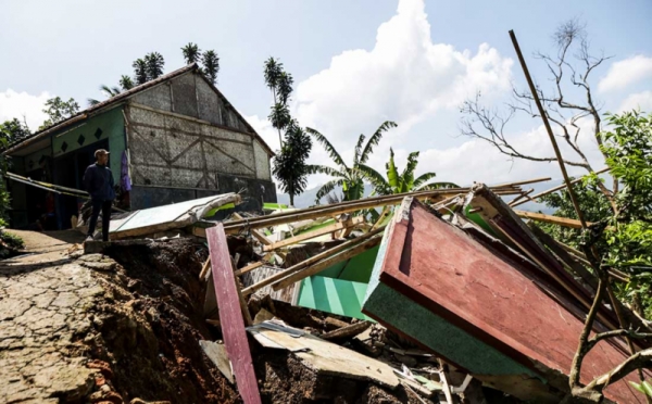 Pergeseran Tanah Rumah Warga Di Sukabumi Hancur 0 Foto Okezone Foto