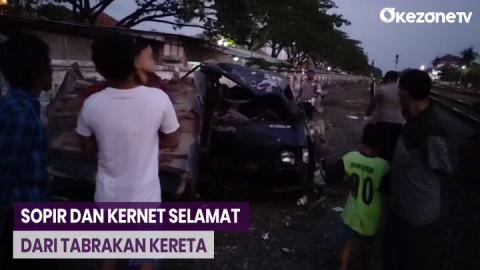 Detik Detik Mobil Pikap Hancur Tertabrak Kereta Api Di Lamongan