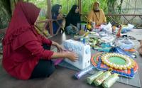 Kelompok Ibu-Ibu Manfaatkan Botol Plastik Bekas Jadi Kerajinan Tangan Bernilai Jual
