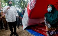 Mensos Risma Mendengarkan Keluhan Pengungsi Korban Bencana Gempa Bumi Banten