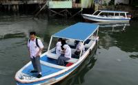 Siswa Berangkat Sekolah Menggunakan Perahu
