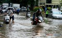 Banjir Genangi Jalan Bungur Jakpus usai Hujan Lebat