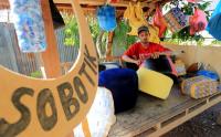 Kreatif, Kursi Sofa Ini Terbuat dari Tumpukan Botol Plastik
