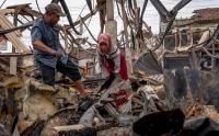 Pedagang Mengais Barang Miliknya Sisa Kebakaran yang Menghanguskan Pasar Karangawen Demak