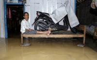 Meski Banjir Melanda, Warga Pakuaji Tetap Beraktivitas Seperti Biasa