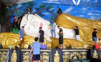Tradisi Mencuci Patung Buddha Tidur Jelang Tahun Baru Imlek