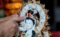 Jelang Imlek Umat Tionghoa Bersihkan Patung Dewa di Klenteng Soei Goeat Kiang Palembang