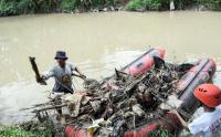 Bermodal Perahu Karet, Relawan Bersihkan Sampah di Sungai Sadang Cikarang