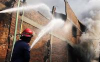 Kebakaran Pabrik Furniture di Sidoarjo, 15 Unit Mobil Damkar Diterjunkan
