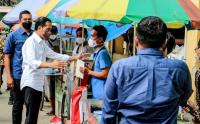 Presiden Joko Widodo Sambangi Pasar Cibinong Beri BLT Minyak Goreng