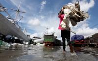 Banjir Rob Genangi Kawasan Pelabuhan Kalimas Surabaya
