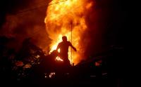 Petugas Damkar Berjibaku Padamkan Api yang Membakar Pangkalan Gas di Padangpariaman