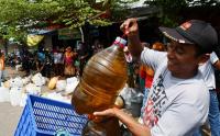 Warga Rela Antre Panjang untuk Dapatkan Minyak Goreng Curah di Madiun