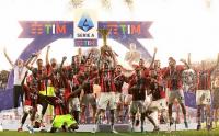Raih Scudetto, Ini Momen Para Pemain AC Milan Angkat Trofi Liga Italia