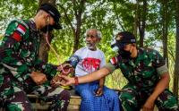 Prajurit TNI Bantu Cek Kesehatan Warga Perbatasan RI-RDTL