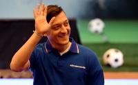 Mesut Ozil Lempar Bola Bertanda Tangan Dirinya untuk Penggemar Indonesia
