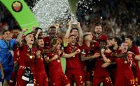 Momen Bahagia Pemain AS Roma Angkat Piala Liga Konferensi Eropa 2021-2022