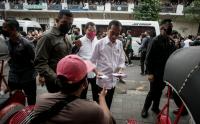 Presiden Joko Widodo Bagikan BLT ke Pengemudi Becak di Pasar Gede Solo