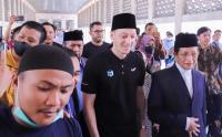 Pakai Peci Hitam Mesut Ozil Sholat Jumat di Masjid Istiqlal