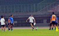 Pelatih Shin Tae Yong Bareng Timnas U-19 Gelar Latihan di Stadion Patriot Bekasi