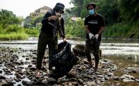 Tumbuhkan Rasa Peduli Lingkungan, Relawan Bersihkan Sampah Kali Code Yogyakarta