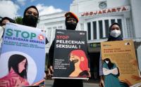 Pegawai PT KAI Kampanyekan Anti Pelecehan Seksual di Stasiun Tugu Yogyakarta