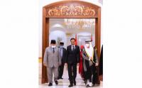 Menhan Prabowo Subianto Sambut Kedatangan Presiden Jokowi di Bandara Abu Dhabi