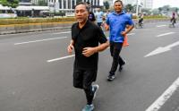 Mendag Zulhas Olahraga Lari di Kawasan Car Free Day Sudirman Jakarta