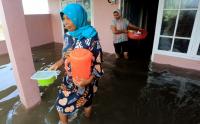 Warga Selamatkan Barang setelah Banjir Rob Merendam Rumah Mereka di Aceh Barat